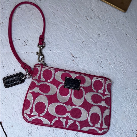 Coach EUC pink and cream, monogrammed wristlet with hang tag - Picture 8 of 8